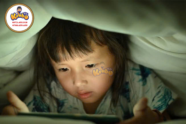 Làm sao để bé bớt nghiện điện thoại? Giải pháp từ các trò chơi vận động